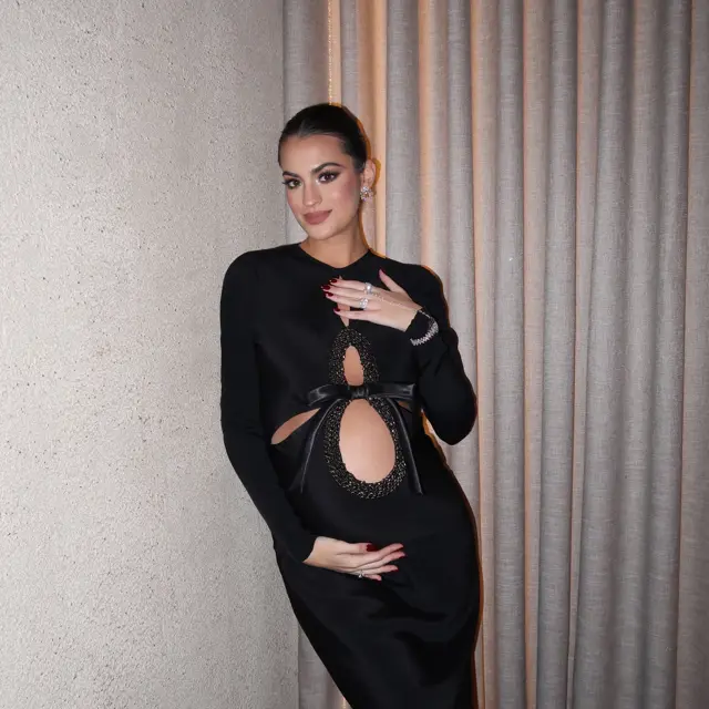 Marta Lozano se suma al empoderador mensaje del ‘maternity dressing’ con un vestido cut-out 