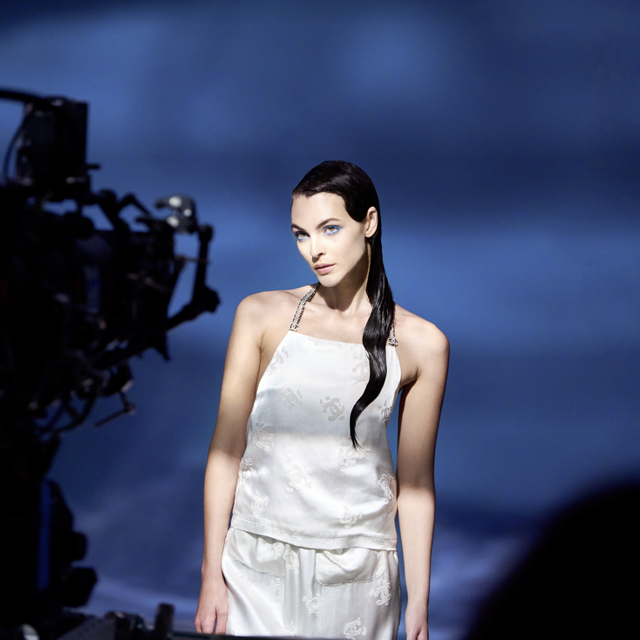 La maquilladora Raquel Álvarez recrea el look con sombra azul más artístico de la primavera de la mano de Chanel
