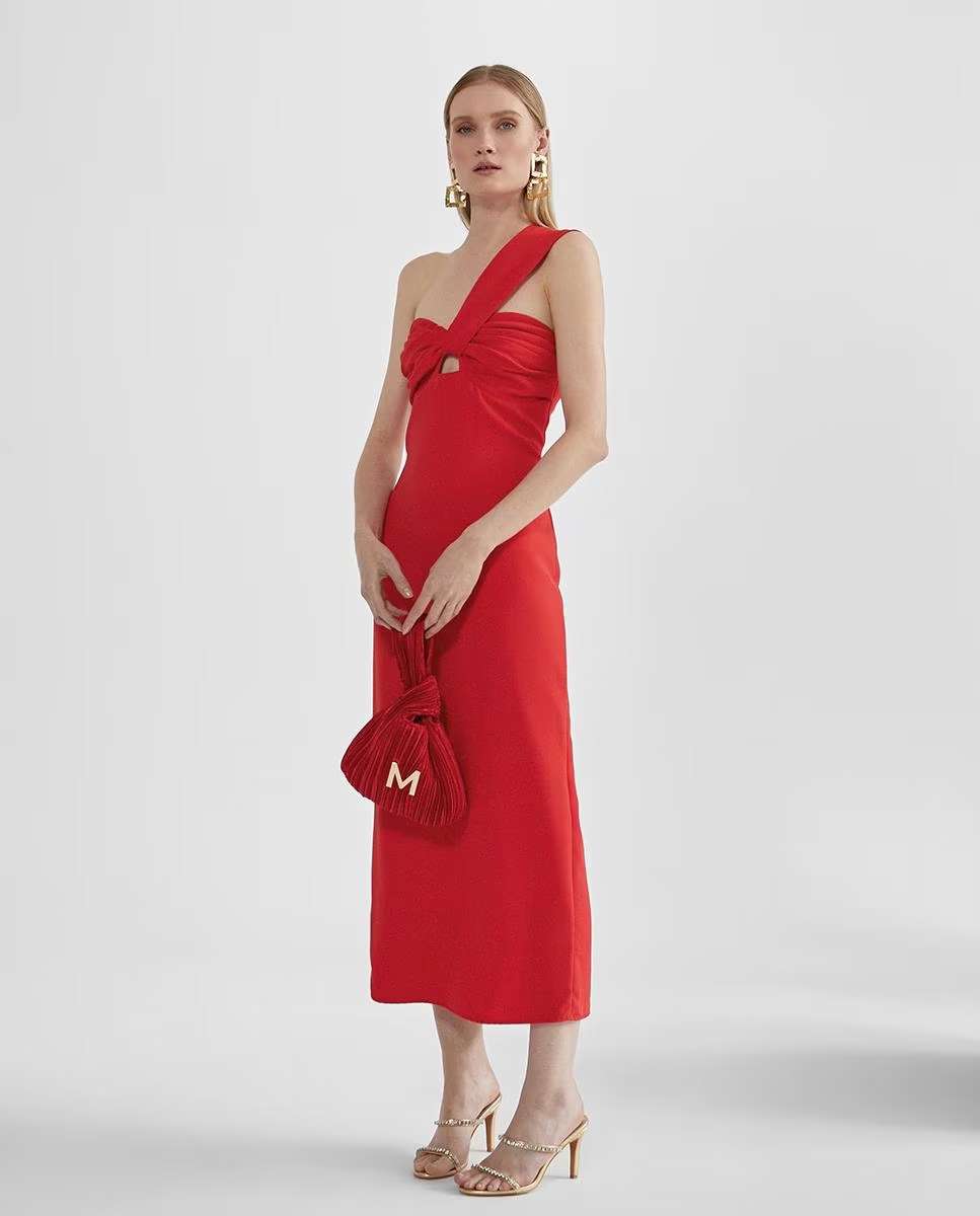 Vestido rojo con escote asimétrico