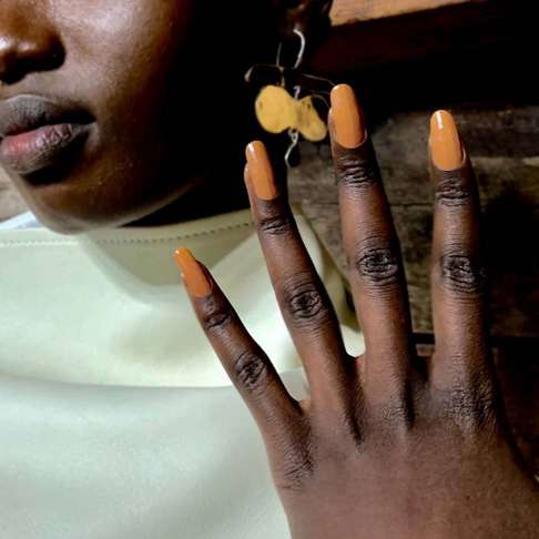 12 uñas elegantes para piel morena: los colores que mejor sientan y