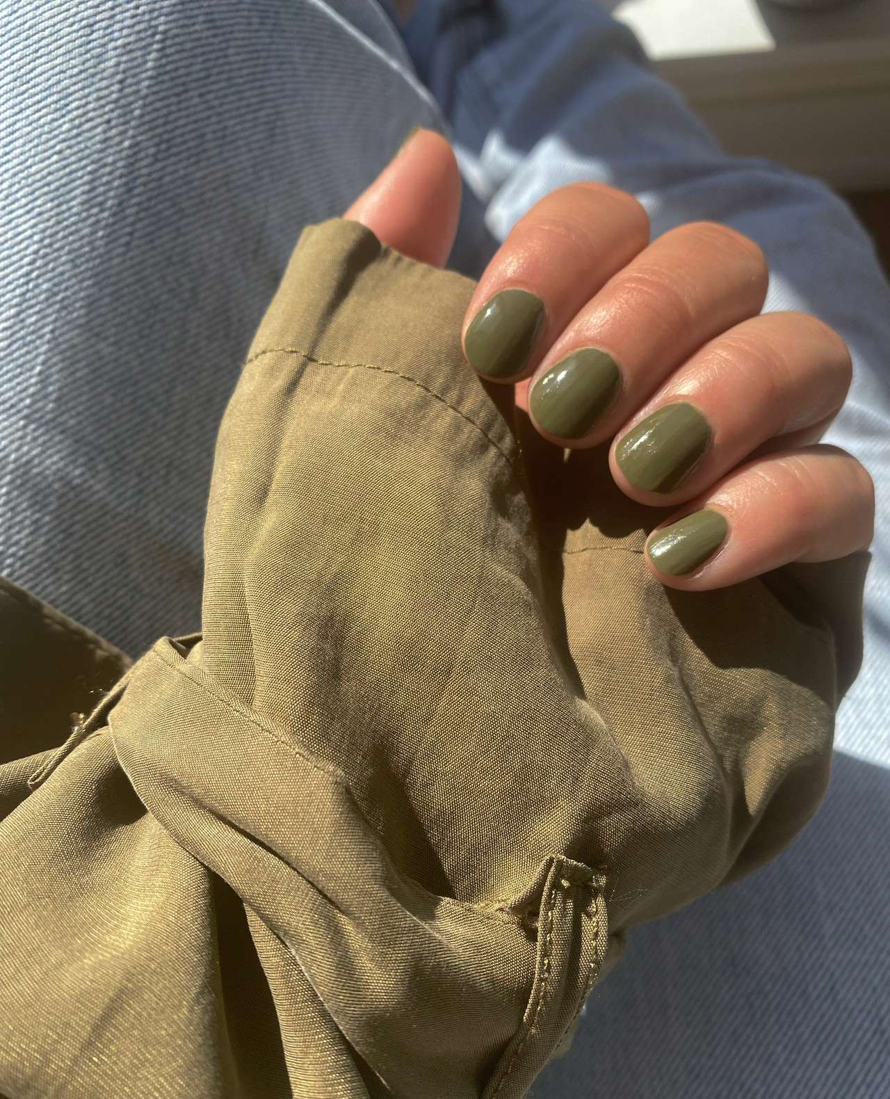 Manicura para piel oscura: uñas cortas verde kakhi