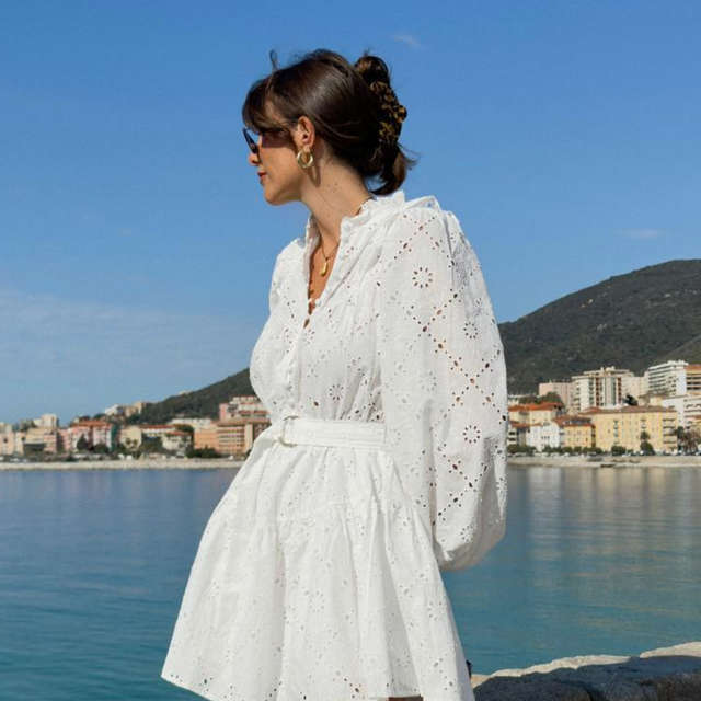 El vestido túnica con bordado suizo de H&M que arrasará en primavera: con esencia boho, efecto tipazo e ideal con alpargatas