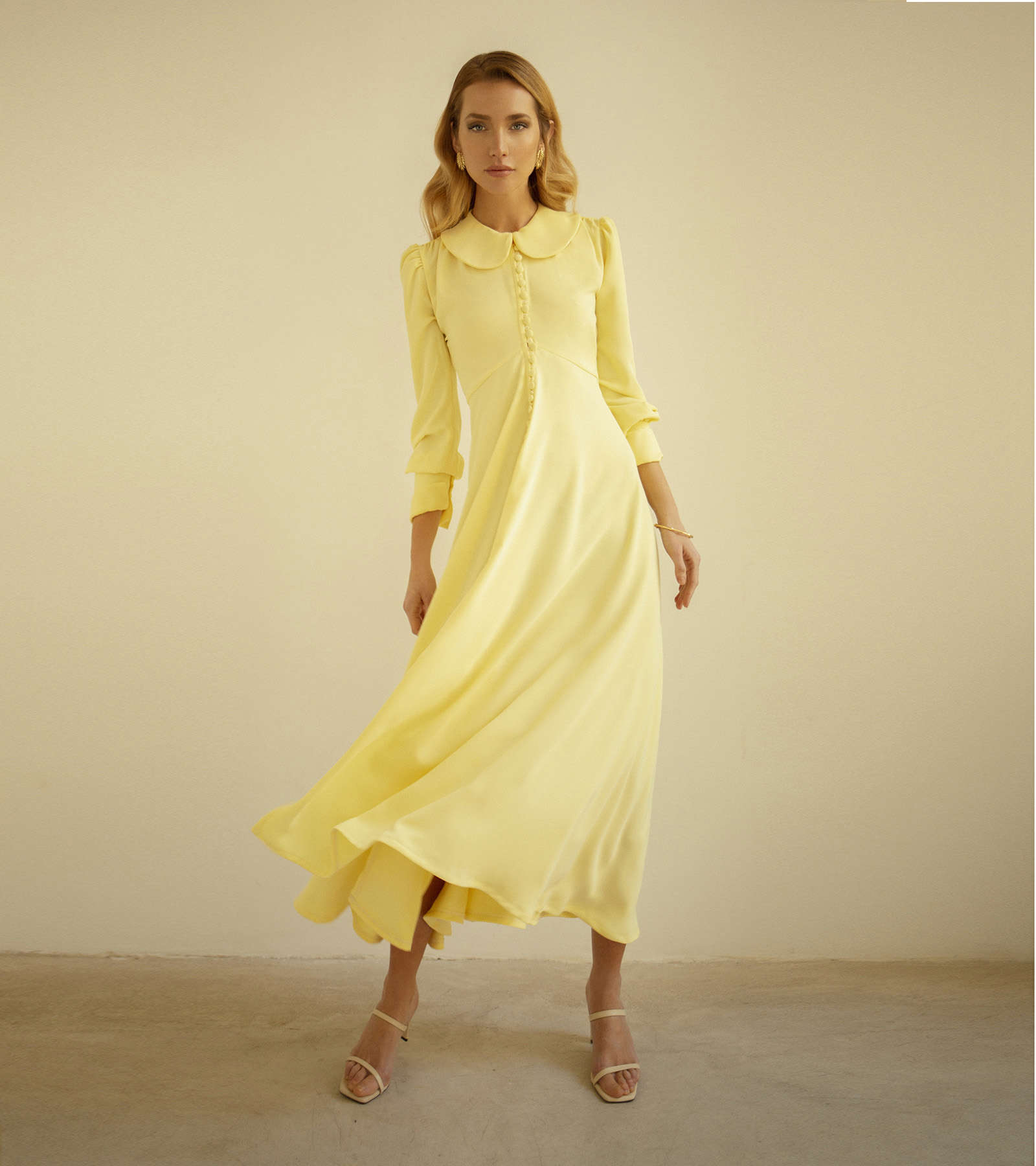 Vestido amarillo cuello de bebé