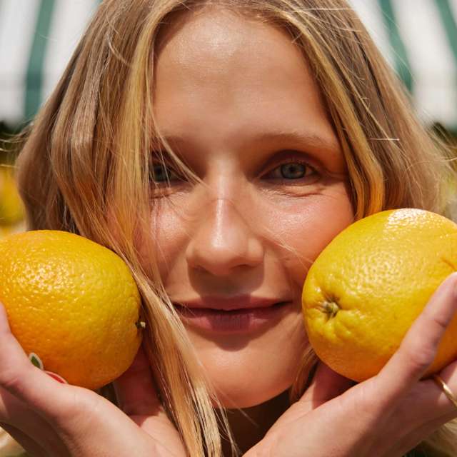 La fruta antioxidante con 4 veces más vitamina C que la naranja y que es el ingrediente estrella de estos sérums antiedad