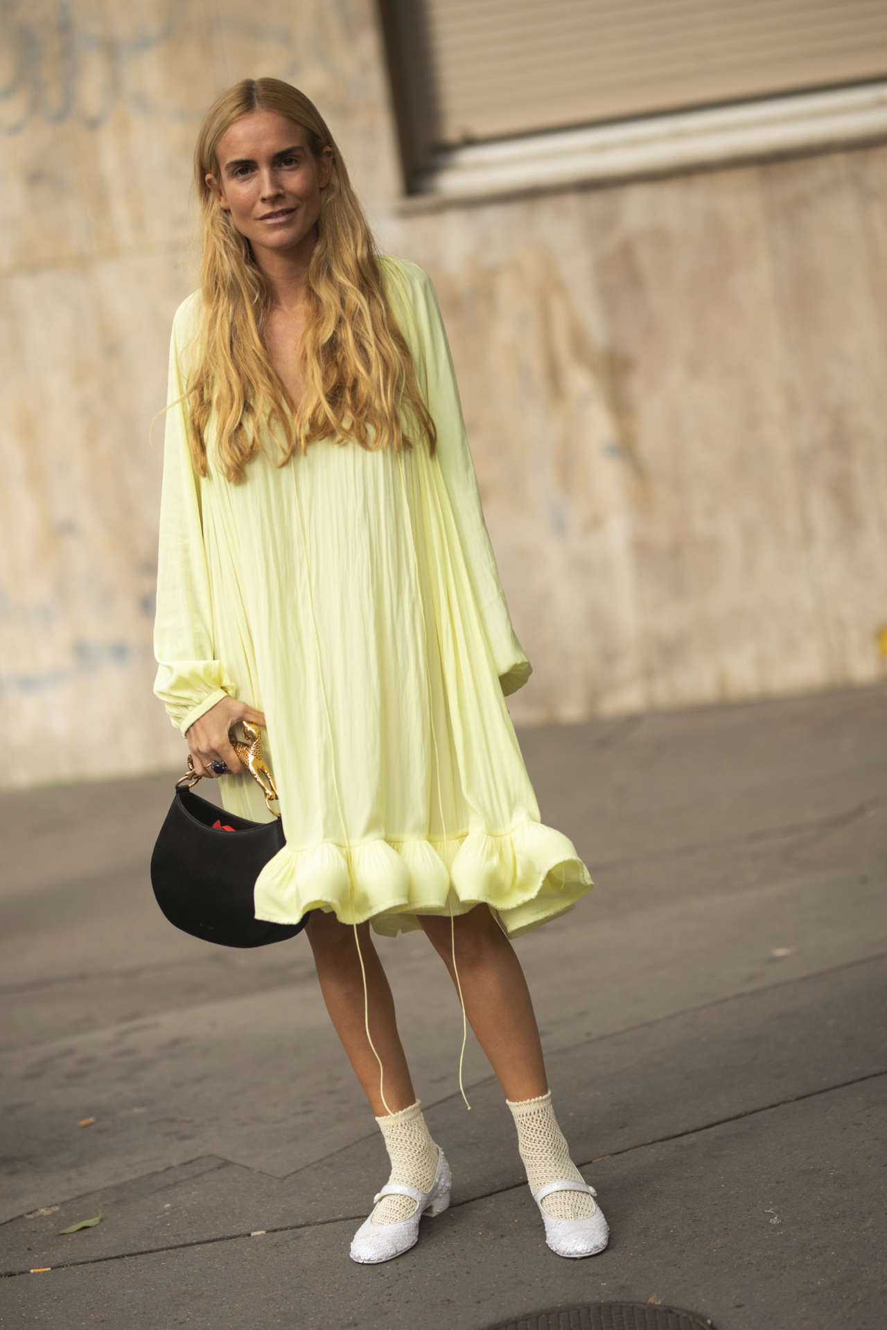 Cómo vestir de amarillo: vestido amarillo pastel y neutros