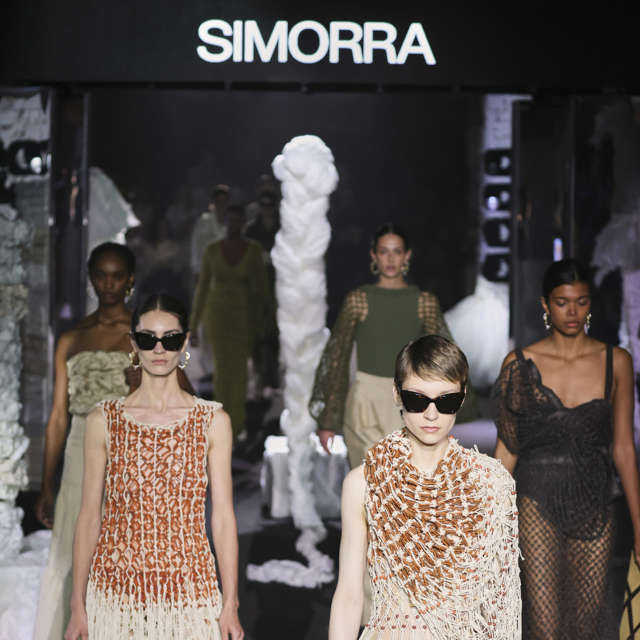 Simorra presenta "The Art of Braiding": trenzando historias de valentía y unión en la 080 Barcelona Fashion 