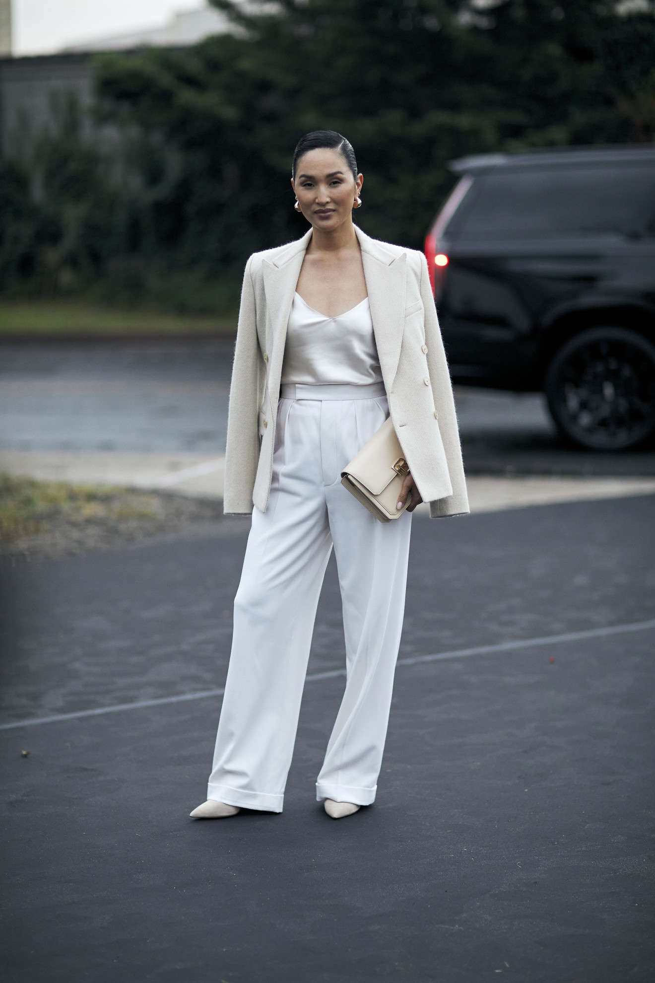 Total white look con pantalón blanco y blazer