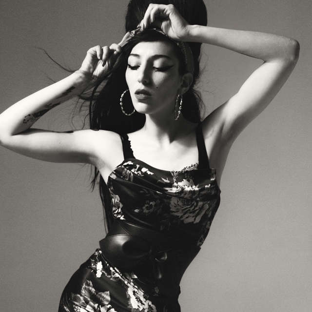 Se estrena ‘Back to Black’ el biopic de Amy Winehouse que recupera los escotazos, el estampado de leopardo y su inconfundible cardado