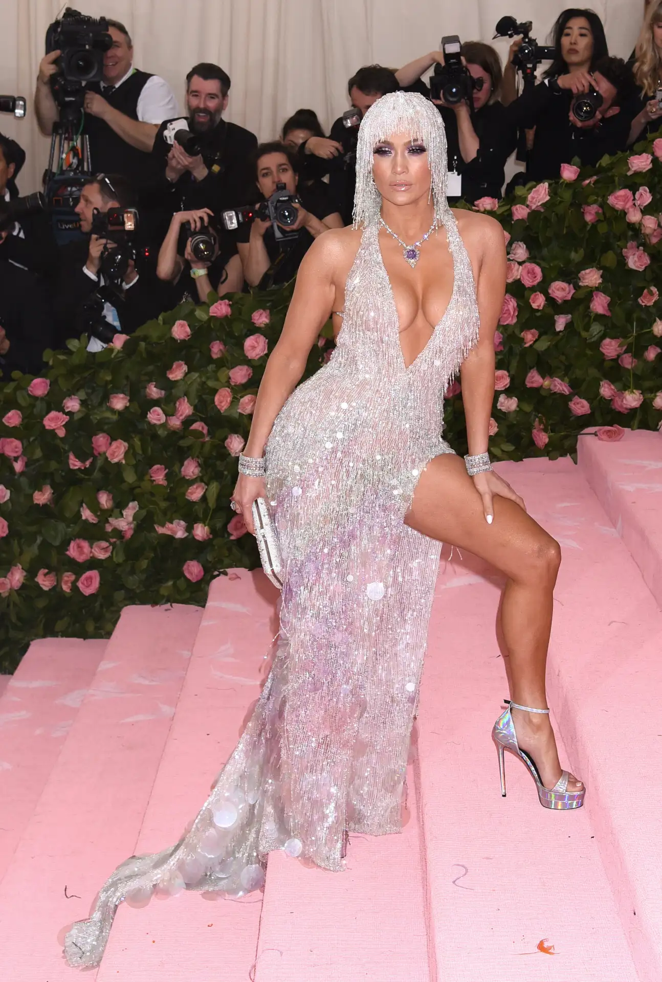 Jennifer Lopez de Versace en la Gala MET 2019: 'Camp: Notes on Fashion' 