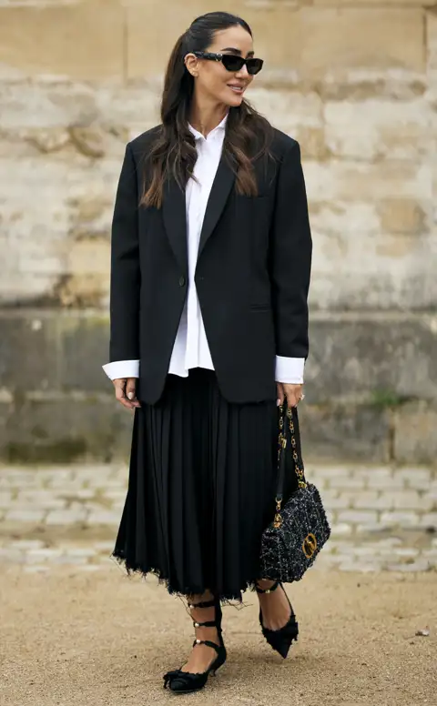 La falda midi de Zara que arrasará en primavera: con cinturilla elástica, cómoda y estilo 'lady'