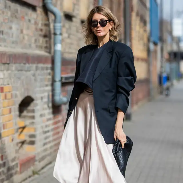 Falda midi y sandalias: cómo llevan las mujeres 50+ esta combinación que estiliza y arrasa en primavera