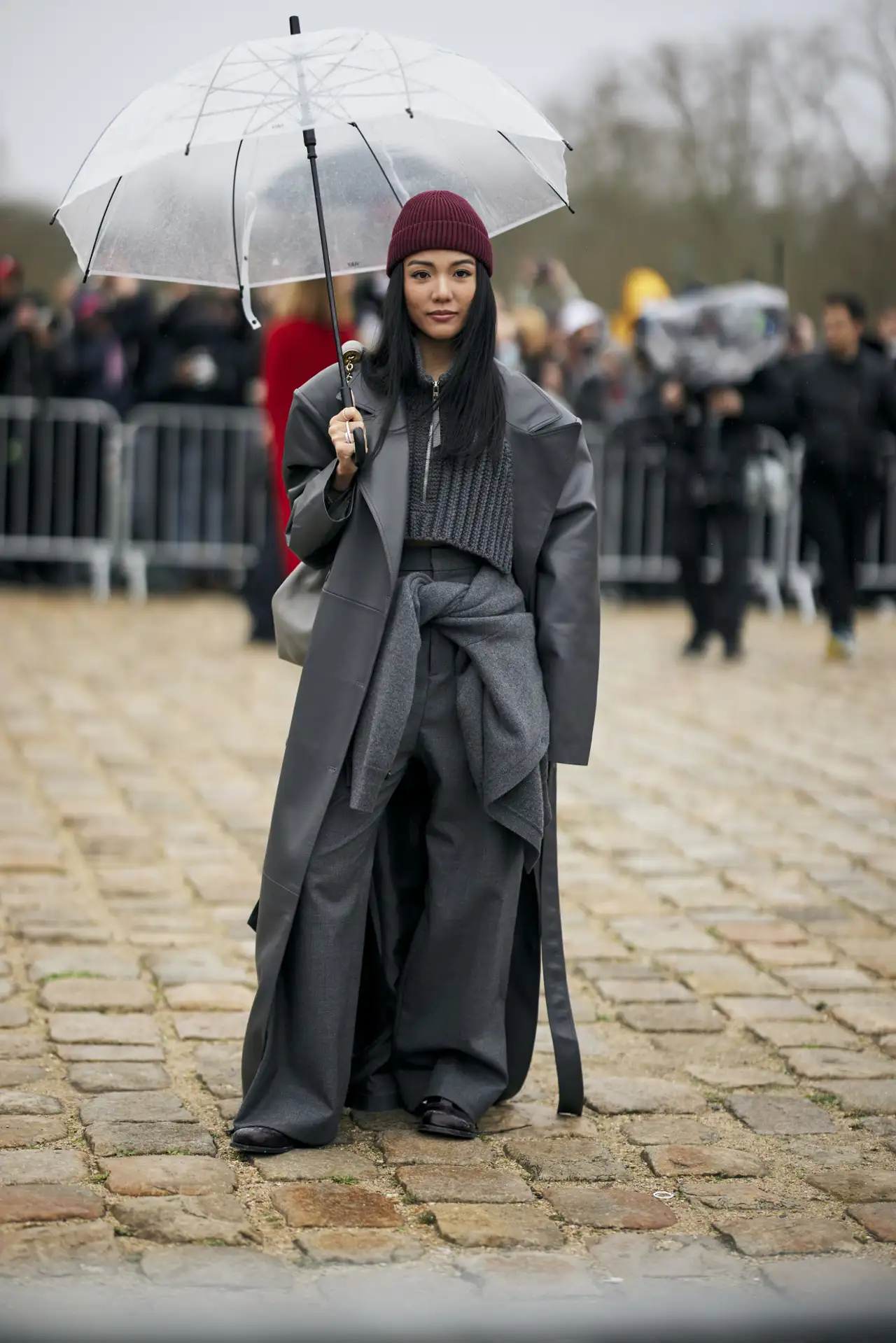 Chica con paraguas transparente
