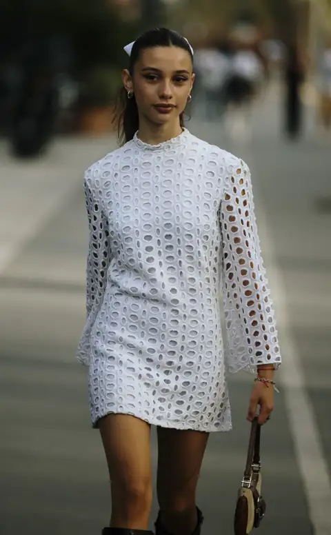5 vestidos con bordado suizo de Zara para llevar con alpargatas en el puente de mayo: elegantes, cómodos y estilizadores
