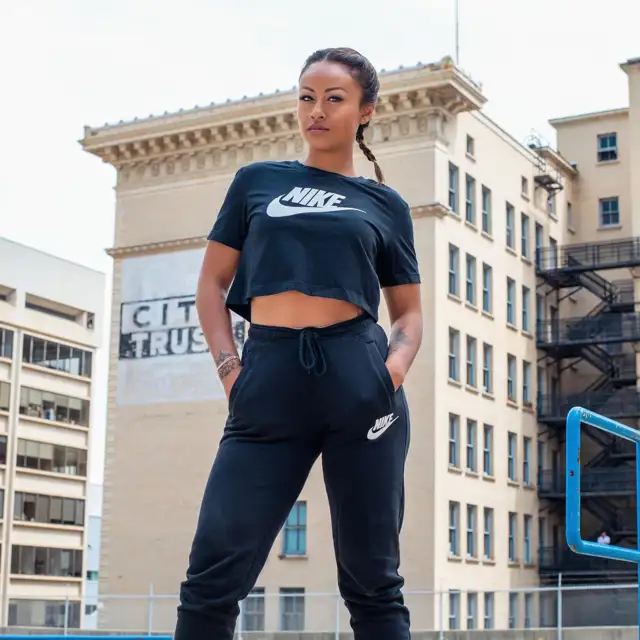 Urbana, elegante y femenina: Amazon rebaja al 55% la camiseta crop de Nike y mujeres de todas las edades arrasan con ella
