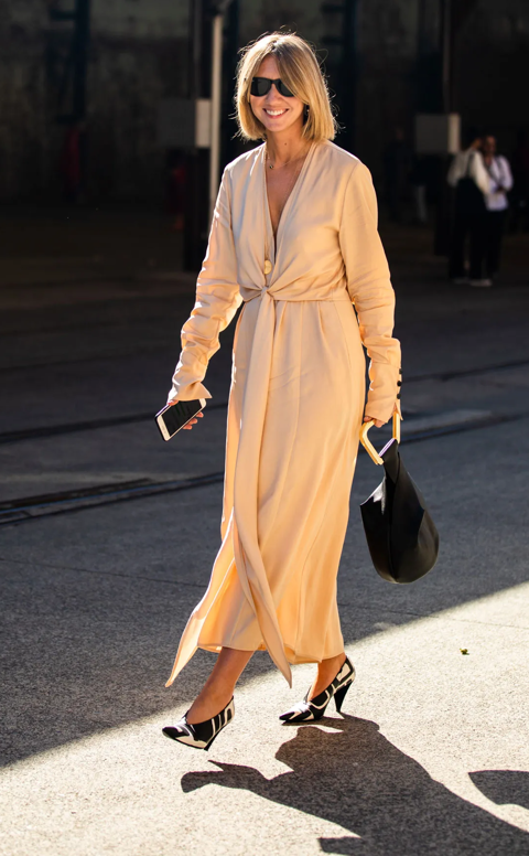 NO es camisero: el vestido batín de lino más elegante lo tiene Mango para llevar con alpargatas en primavera