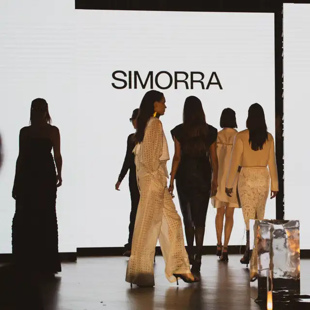 Simorra recrea una noche en la ópera ambientada en el Museo Cristóbal Balenciaga, para contarnos sus 45 años haciendo prêt-à-porter