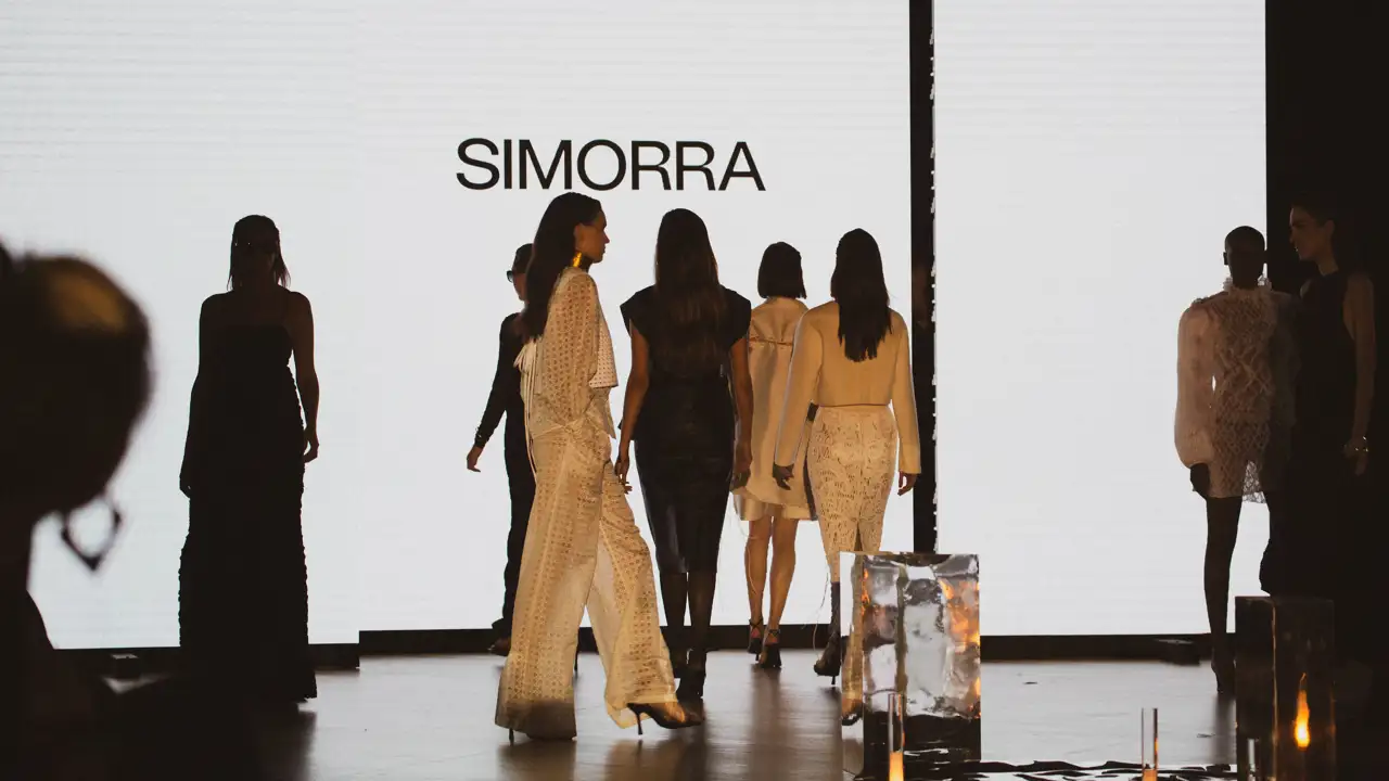 Simorra recrea una noche en la ópera ambientada en el Museo Cristóbal Balenciaga, para contarnos sus 45 años haciendo prêt-à-porter