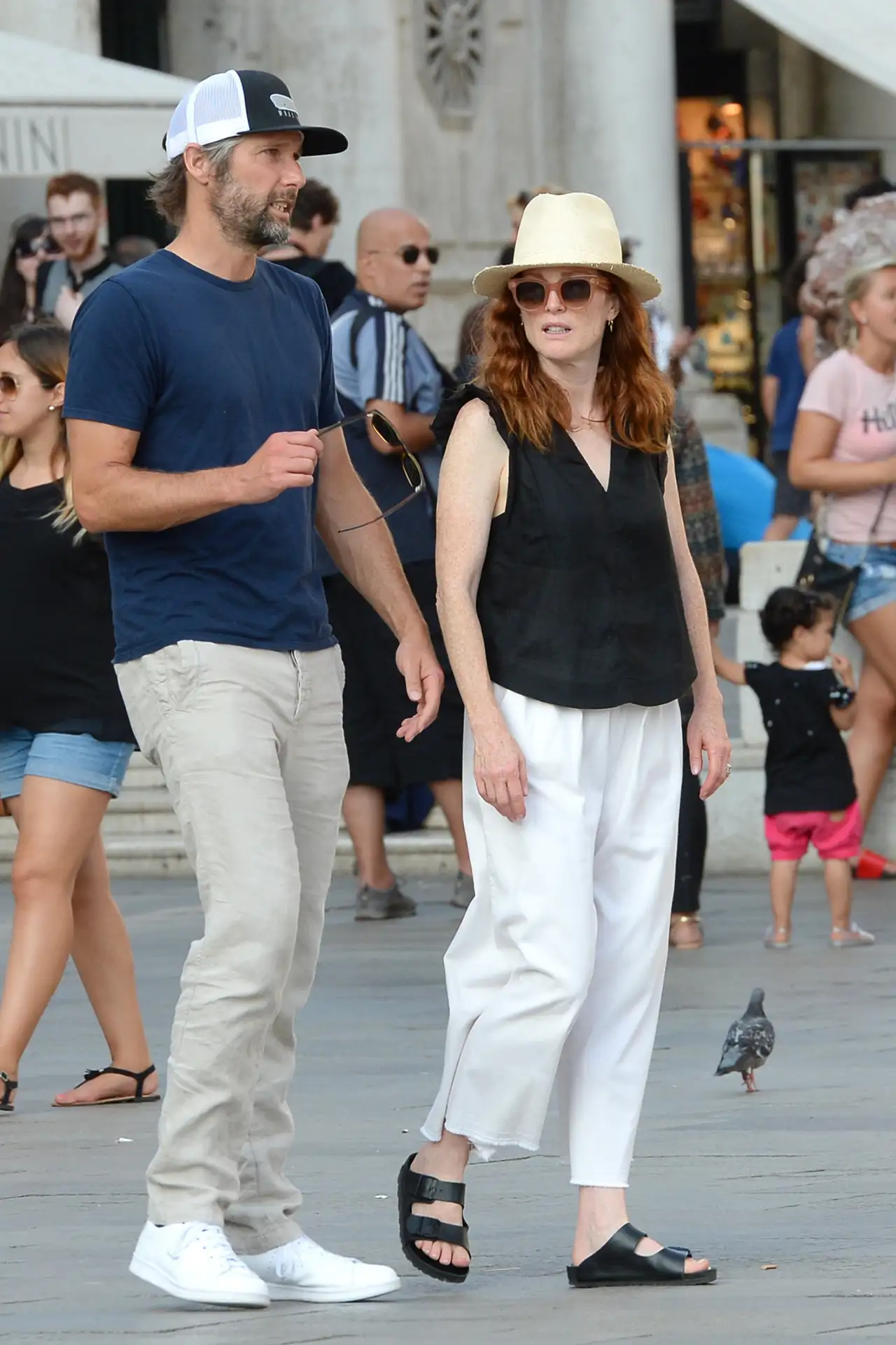 Julianne Moore con sandalias Birkenstock