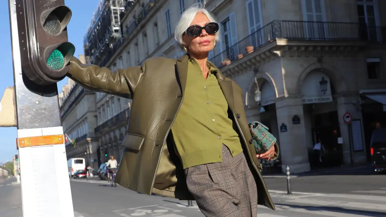 Las mujeres de 60 ahora huyen de las blusas, pero adoran estas chaquetas de punto como top que arrasan en Massimo Dutti 