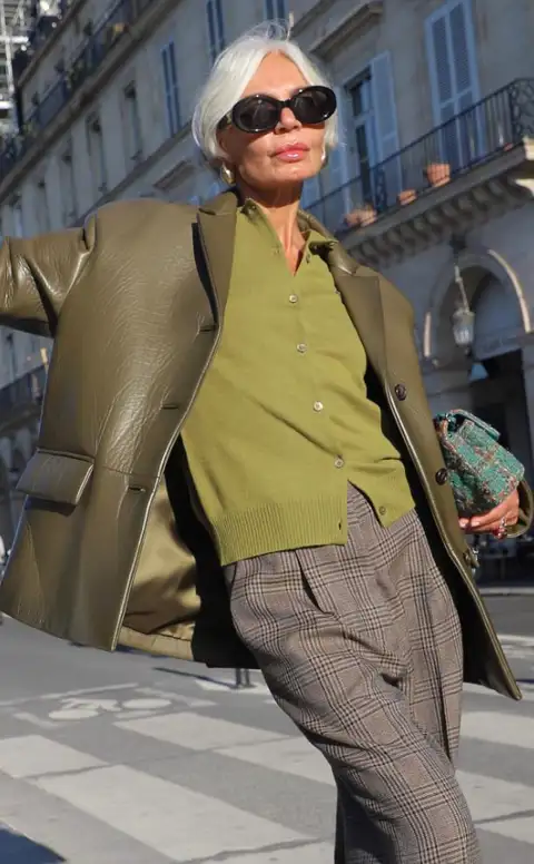 Las mujeres de 60 ahora huyen de las blusas, pero adoran estas chaquetas de punto como top que arrasan en Massimo Dutti 
