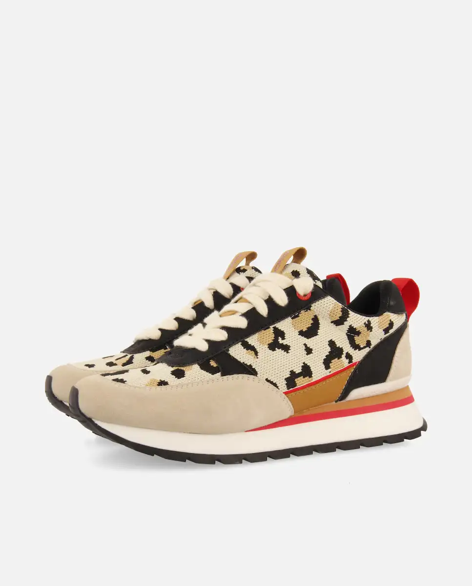 Zapatillas deportivas de mujer con print de leopardo y detalles en color rojo