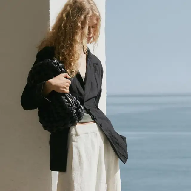 Flechazo con la camisa de lino de Massimo Dutti que agotarán las de 50+: holgadita, original y con toque moderno