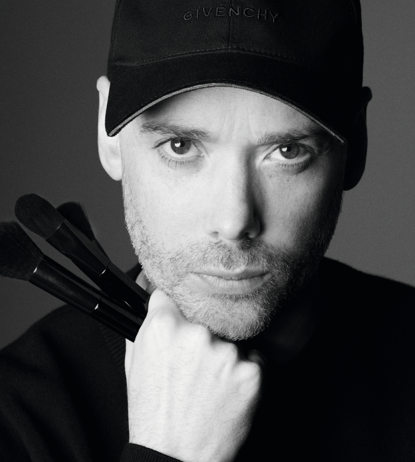Thom Walker, director creativo de maquillaje de Givenchy.