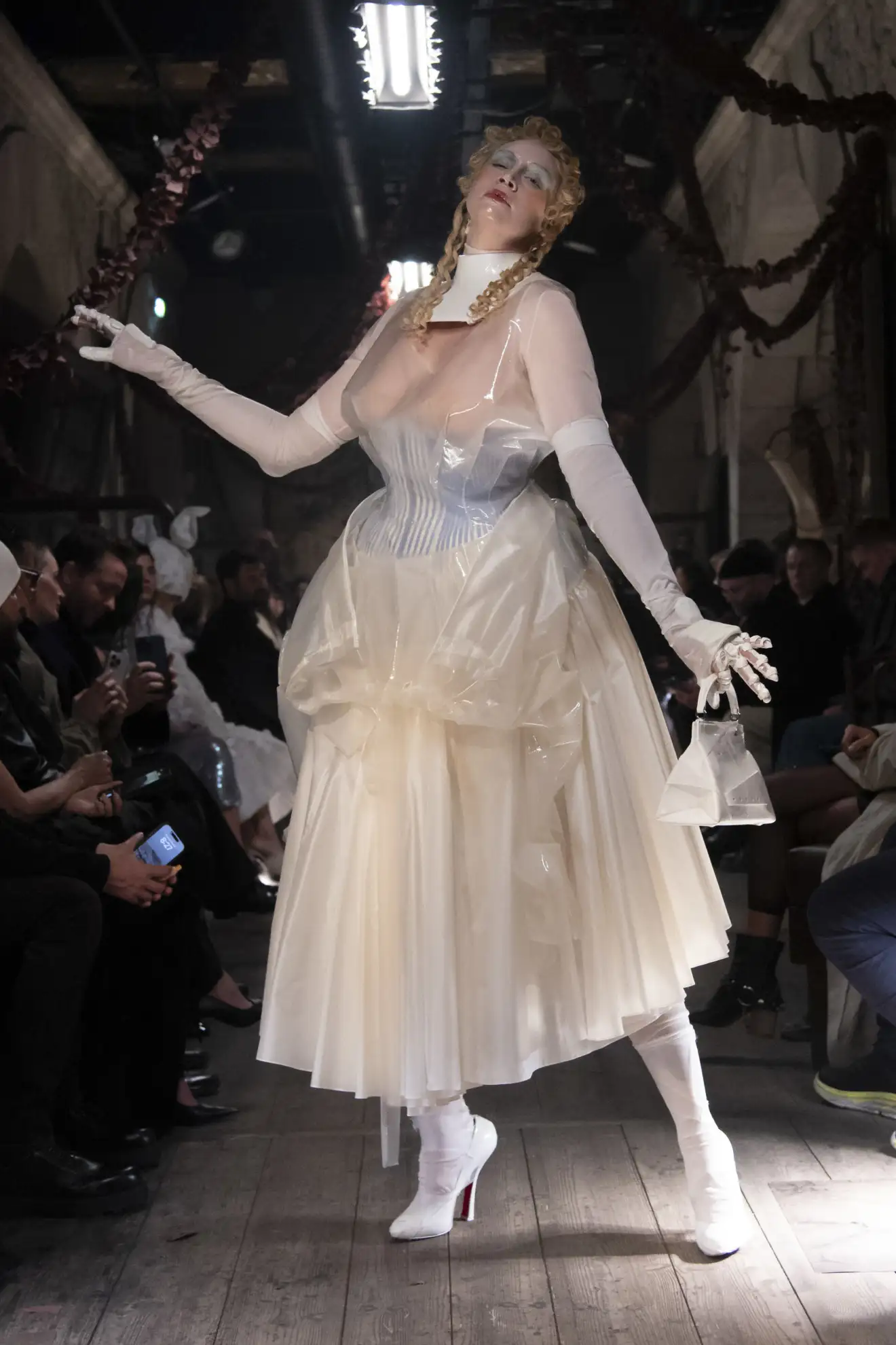 Gwendoline Christie cerrando el desfile de Alta Costura de Maison Margiela Artisanal