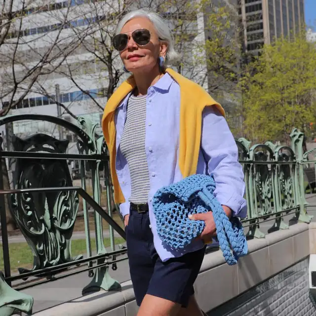 Las mujeres de 60 abandonan los pitillos: las bermudas larguitas que se agotan en Zara para llevar con sandalias en verano