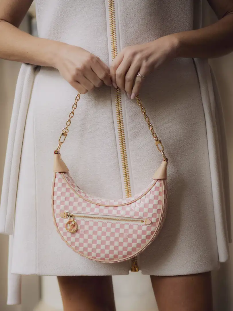 Detalle del bolso low-key hobo rosa Louis Vuitton