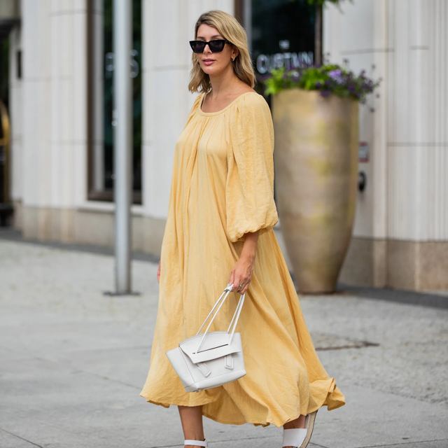 10 vestidos túnica de Zara elegantes, que disimulan tripita: holgados, tapan brazo y se llevan con sandalias de verano