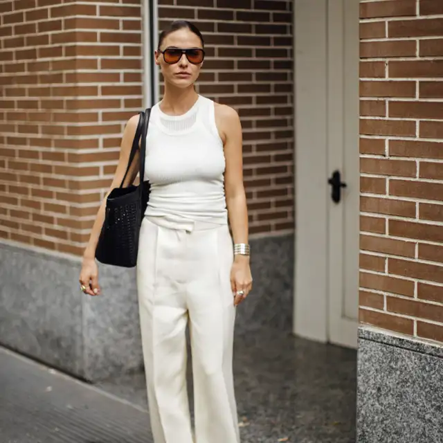 Combina los pantalones blancos en verano de la forma más elegante: un look para cada día de la semana (VÍDEO)