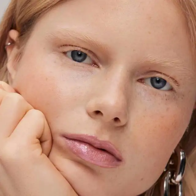 Este es el gloss que llevarás todo el verano en tu bolso, y que te ayuda a lucir unos labios ultrabrillantes, jugosos y cuidados
