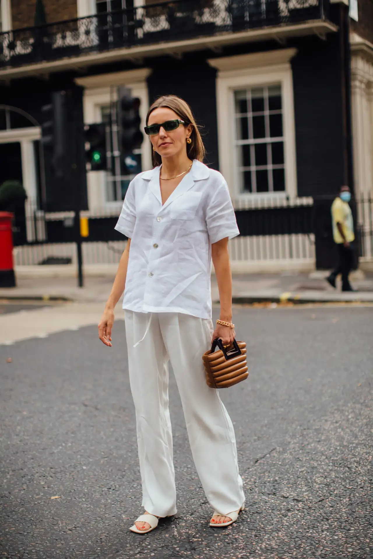 Pantalón blanco en el street style de Londres