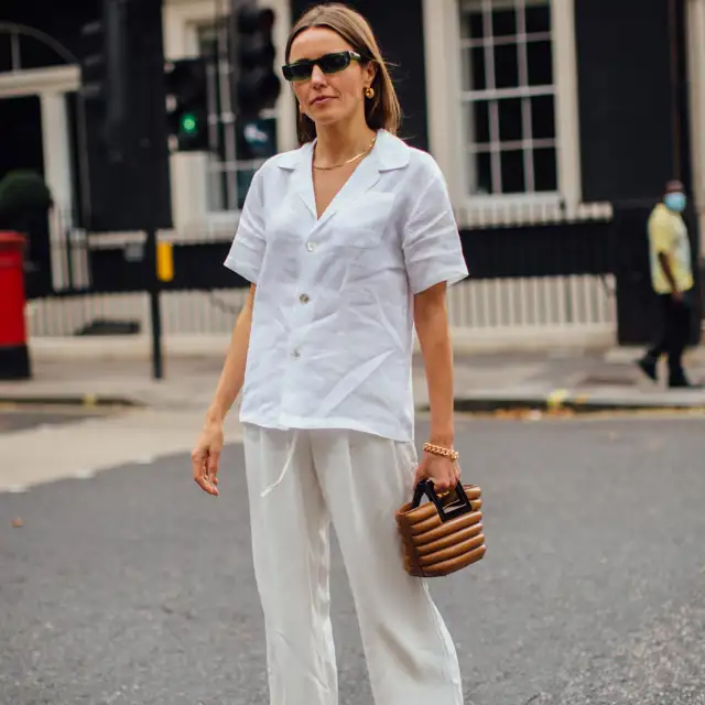 Pantalón blanco en el street style de Londres