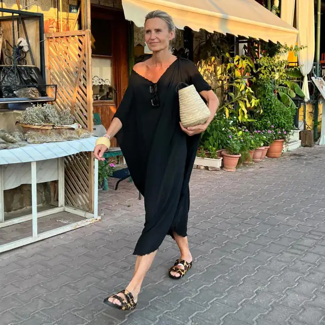Las mujeres de 60 plantan cara al verano con las sandalias Birkenstock de El Corte Inglés: cómodas para llevar con faldas midi