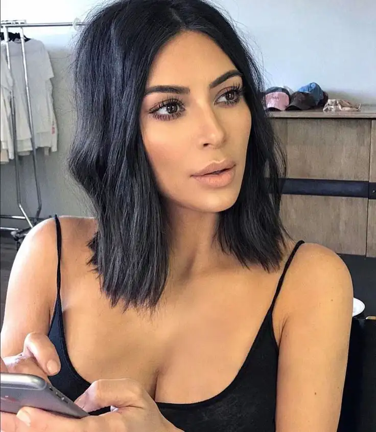 Kim Kardashian con pelo negro