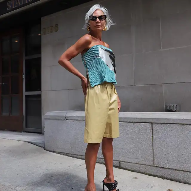 Las mujeres de 60+ se despiden de los pitillos: estas bermudas de Massimo Dutti rebajadas sientan de maravilla, son cómodas y elegantes