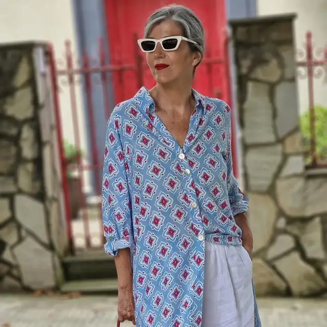 Las mujeres de 60 elegantes llevan este vestido camisero holgado de Zara con pantalones de lino para un look rejuvenecedor y moderno en verano