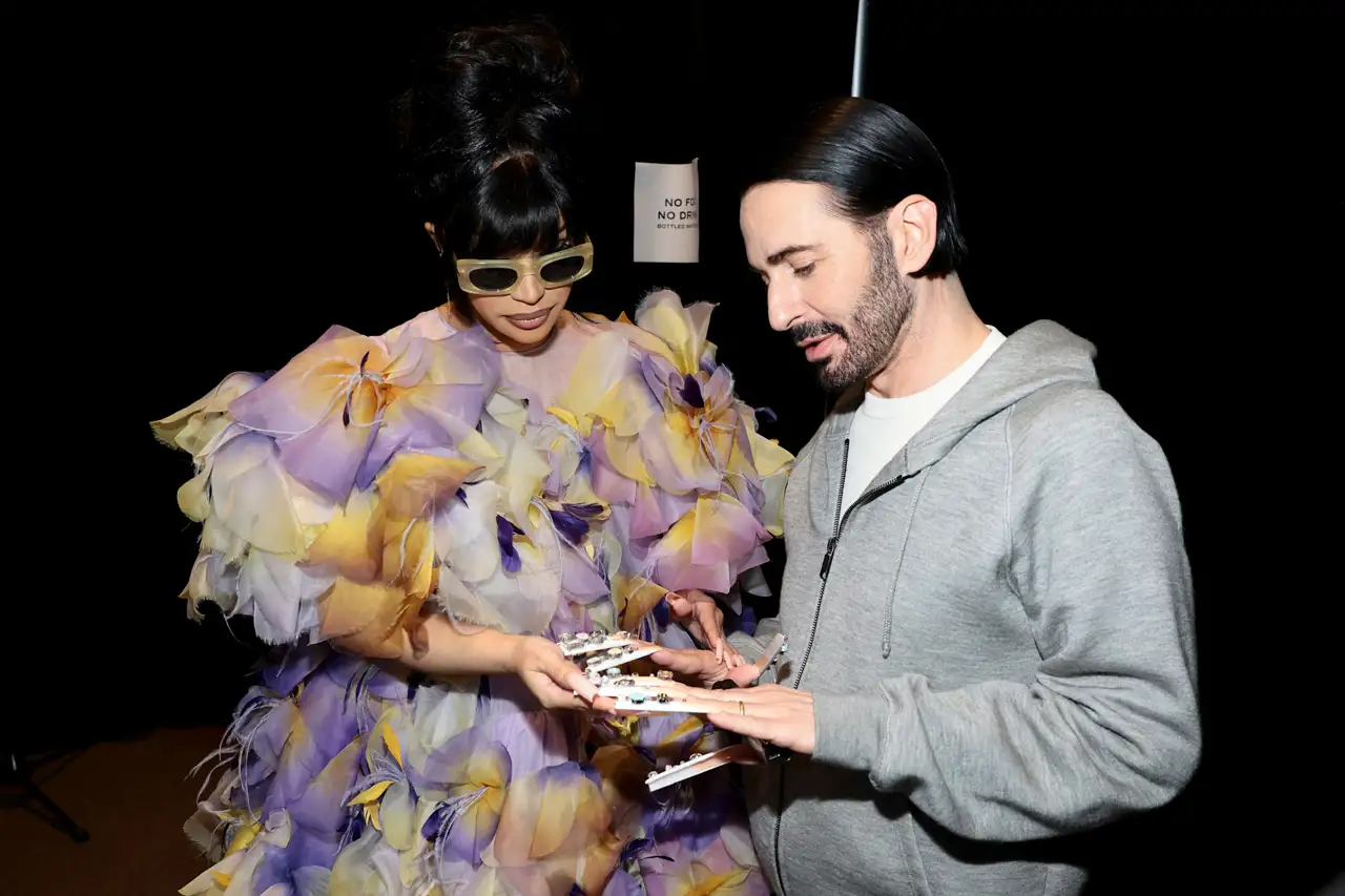 Marc Jacobs y Cardi B en el desfile de otoño-invierno 2025 del diseñador, en Nueva York 