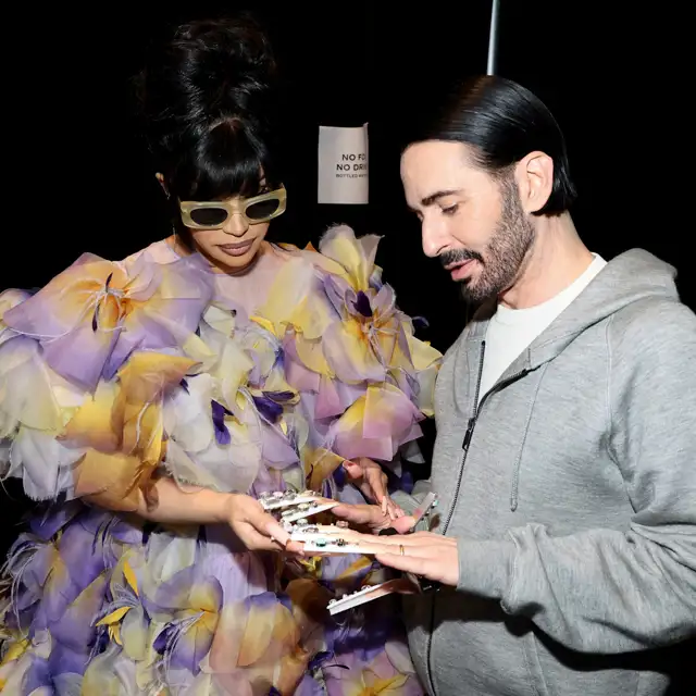 Marc Jacobs y Cardi B en el desfile de otoño-invierno 2025 del diseñador, en Nueva York 