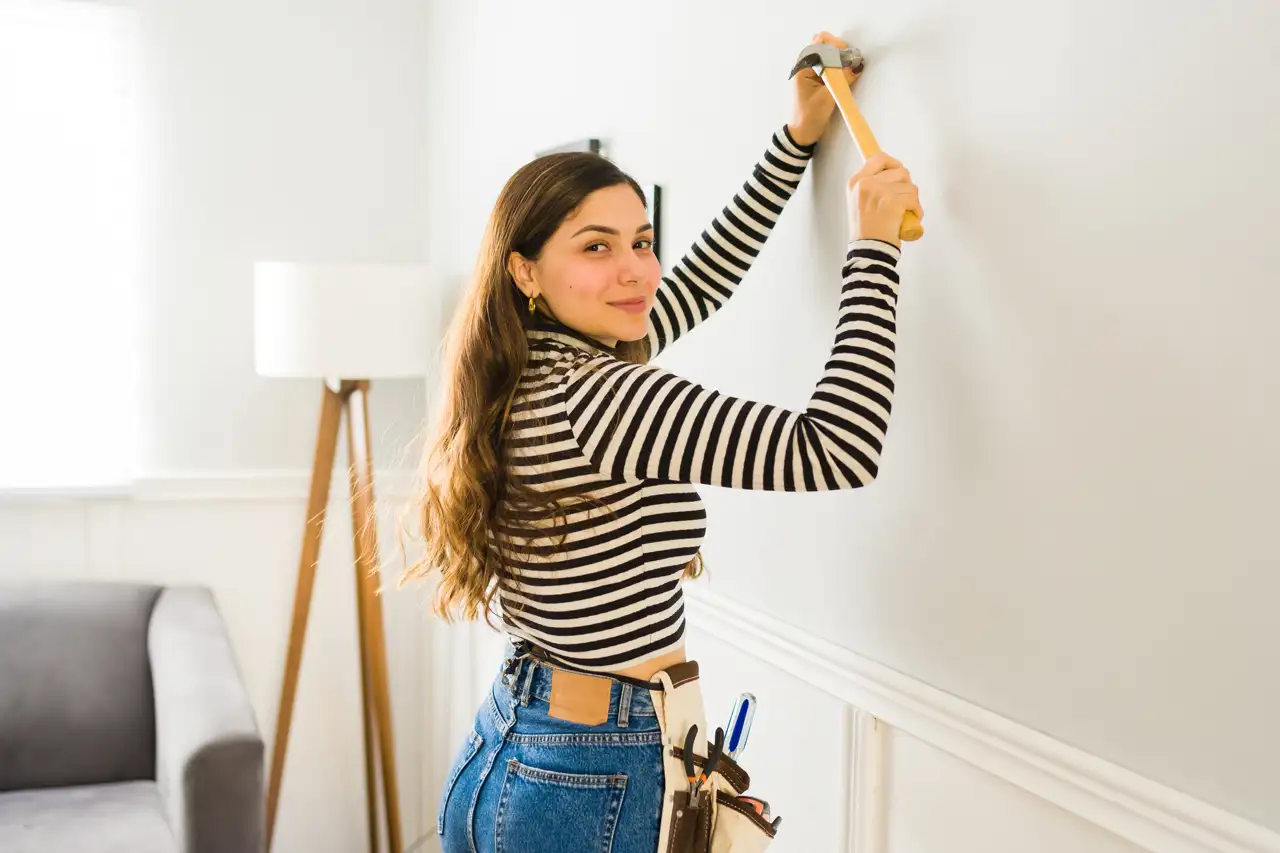 Mujer colgando en su casa