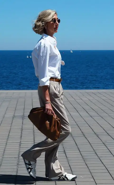 El pantalón de lino de Stradivarius que puedes estrenar ahora y llevar en otoño: conquista a las mujeres de 50 porque NO marca nada