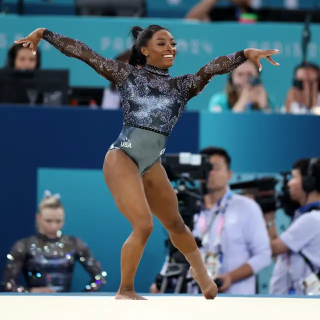 Más de 6.000 cristales de Swarovski hacen brillar (aún más) a Simone Biles: así son los maillots con los que deslumbra