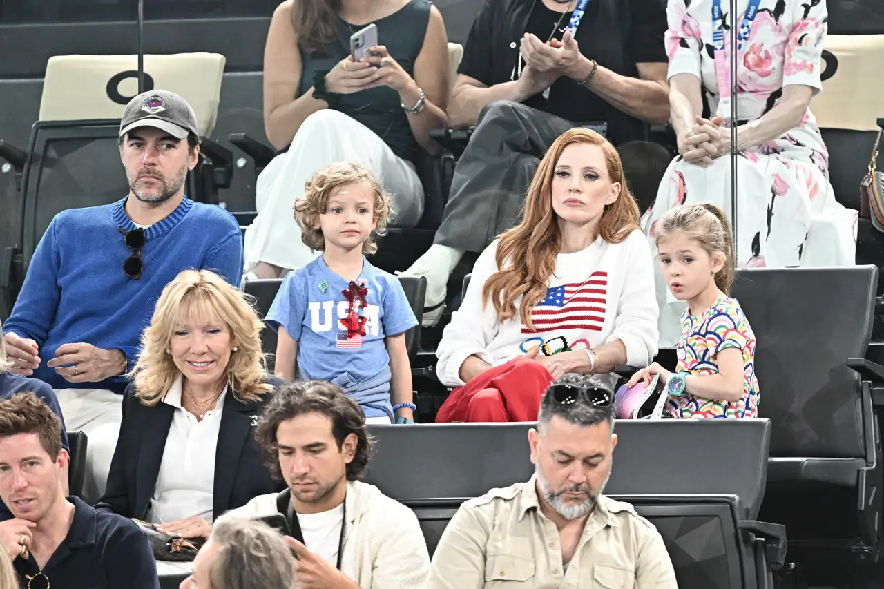 Jessica Chastain y su marido Gian Luca Passi de Preposulo con sus hijos, Giulietta y Augustus en los Juegos Olímpicos de París