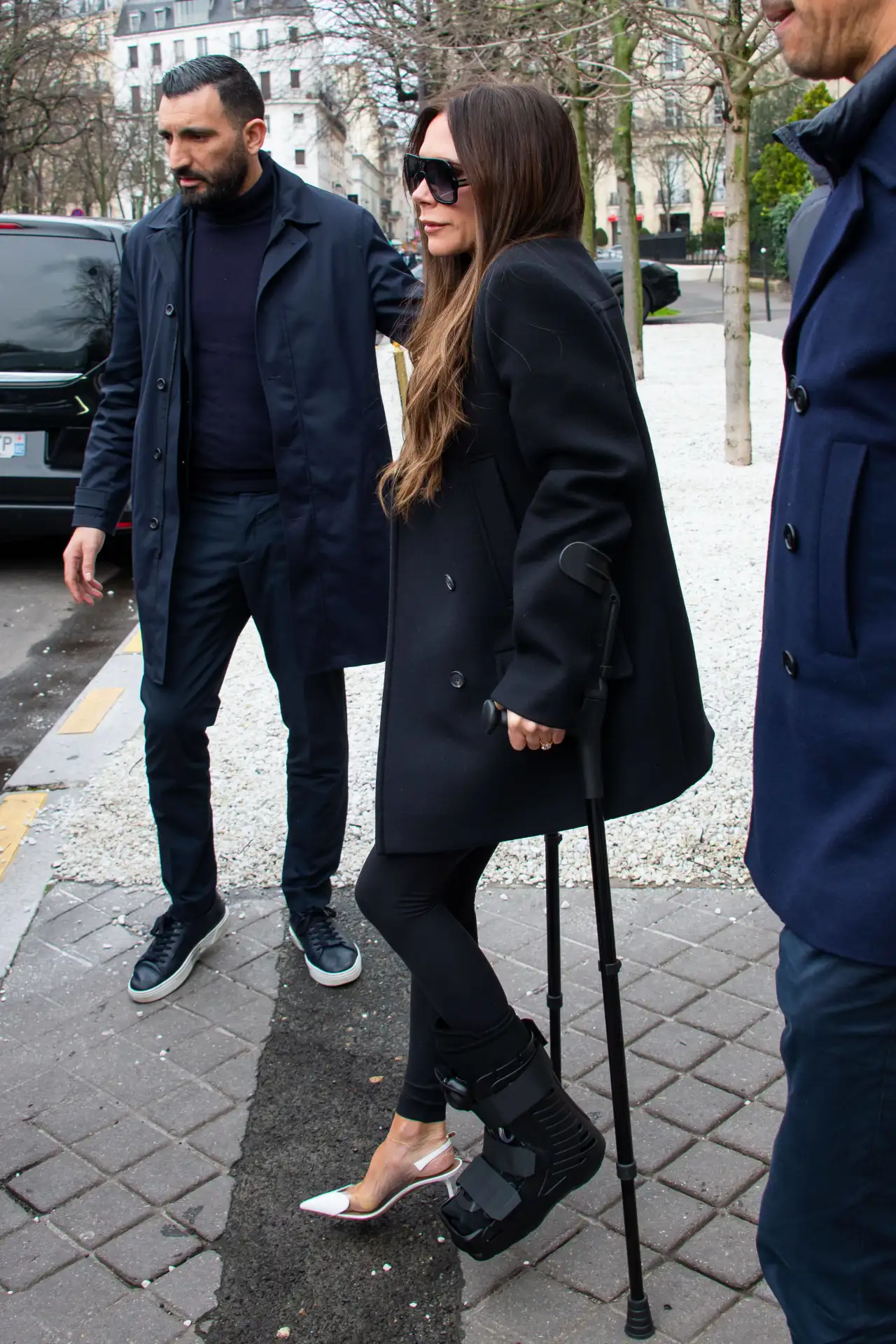 Victoria Beckham con muletas por Londres en abril del 2024