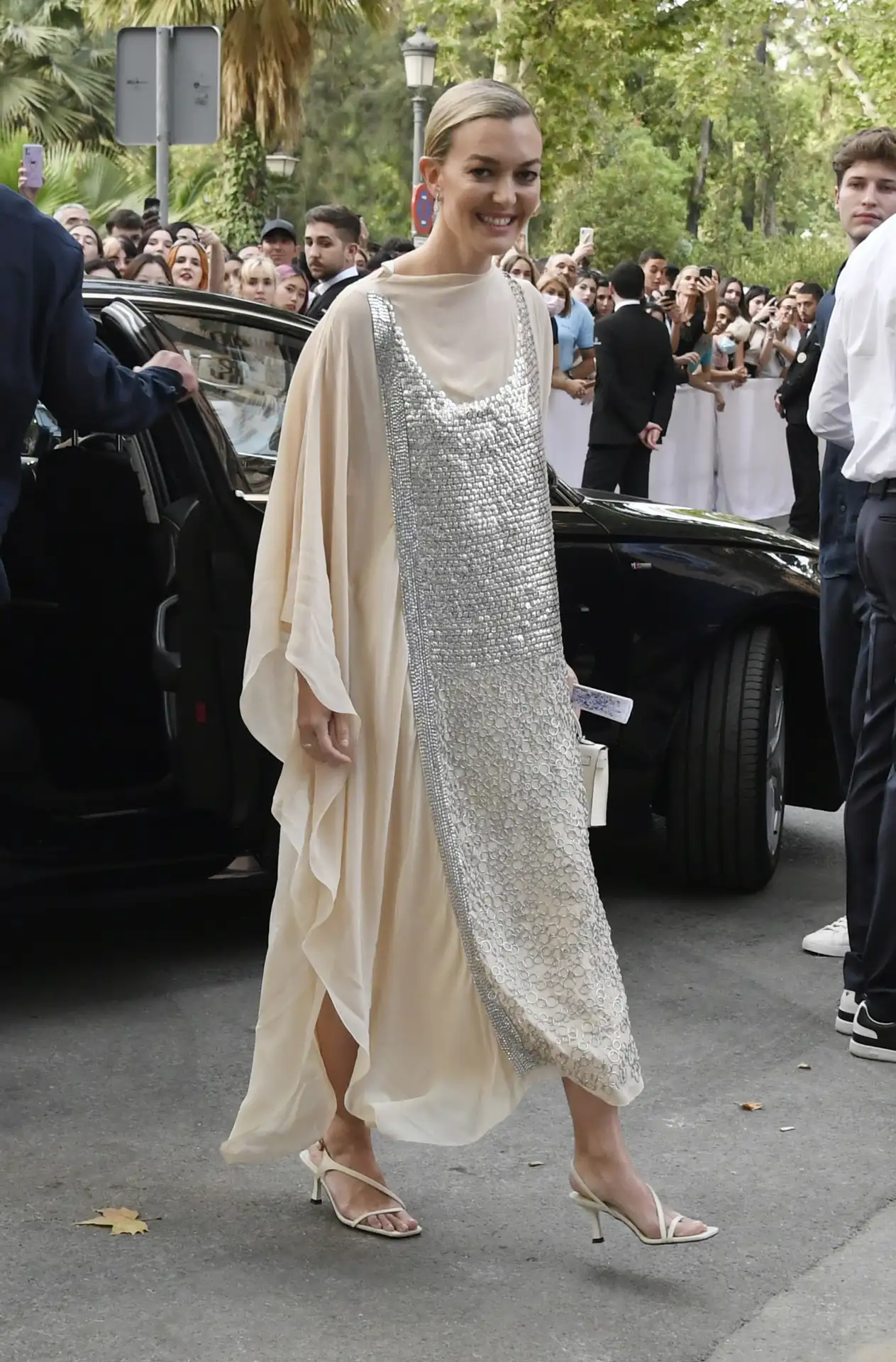 Marta Ortega con un vestido crudo con lentejuelas