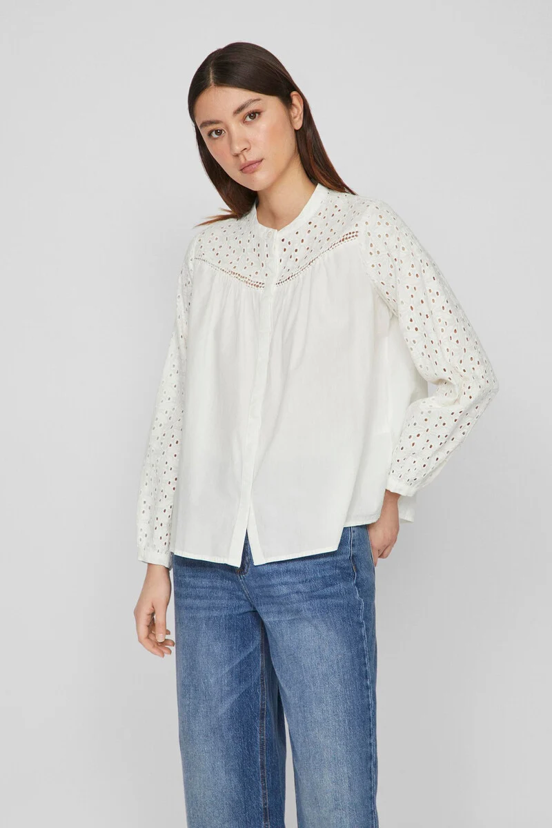 Blusa blanca con encaje