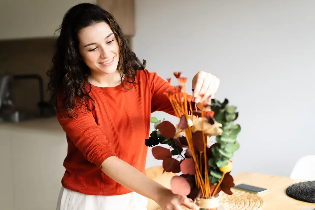 chica decorando su hogar