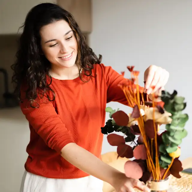 chica decorando su hogar